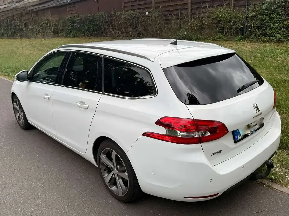 Gebraucht Peugeot 308 Allure 131 PS (96 kW) 2015 Weiß Kombi