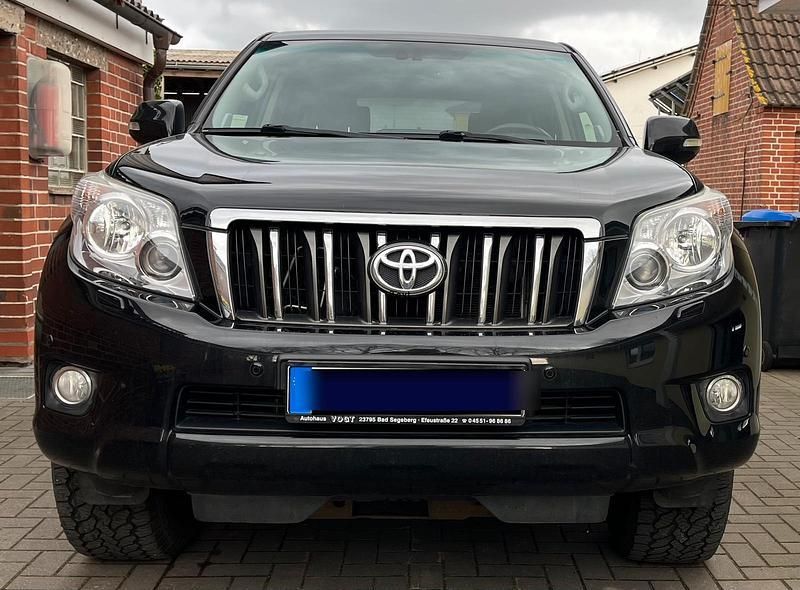 Schwarz Gebraucht 2013 Toyota Land Cruiser SUV | 29.850 € (Etwas zu teuer) - Bild 1/4