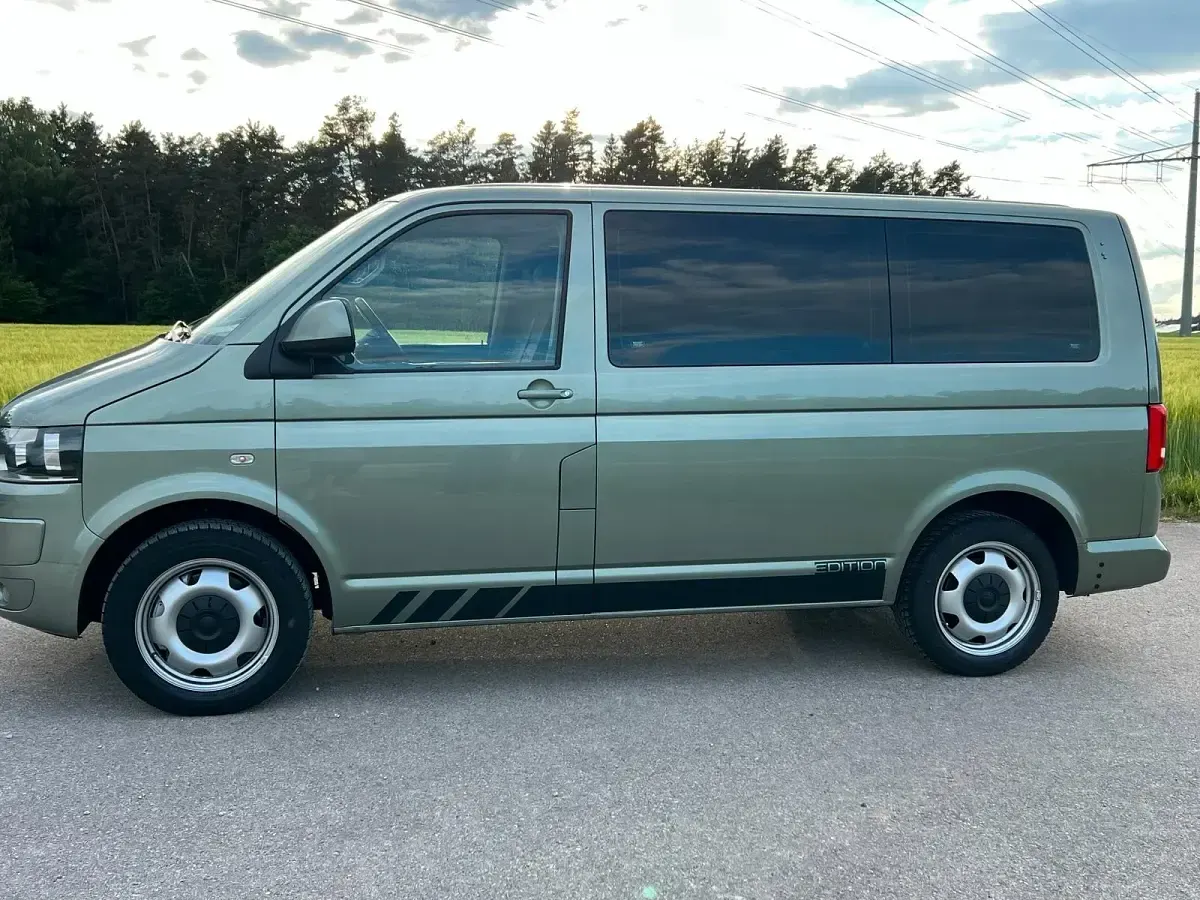 Używany VW Caravelle 180 KM (132 kW) 2011 Zielony Van