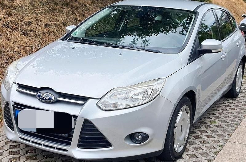 Silber Gebraucht 2011 Ford Focus Limousine | 6.300 € - Bild 1/4