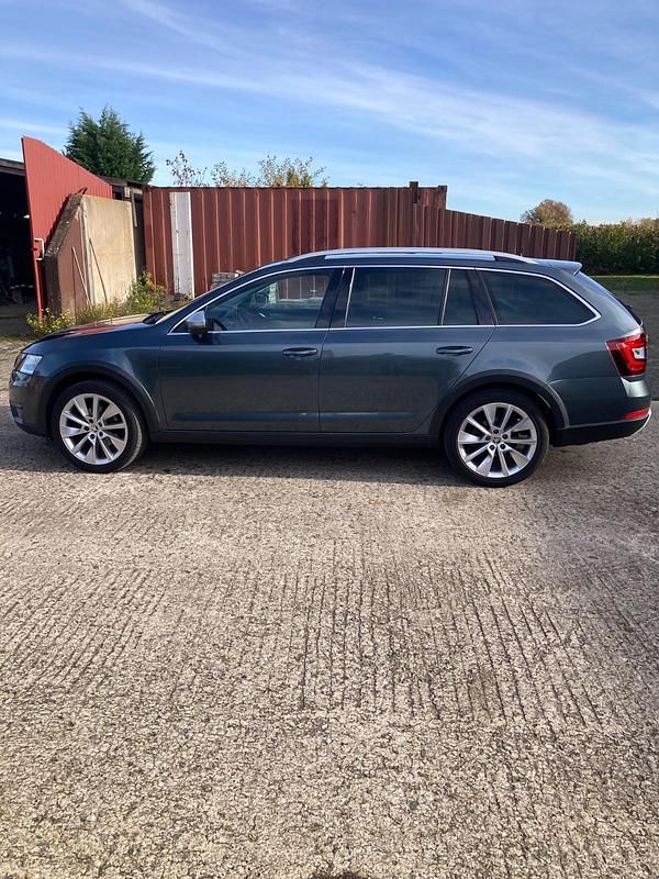 Grau Gebraucht 2018 Skoda Octavia Kombi | 15.900 € (Etwas zu teuer) - Bild 1/4