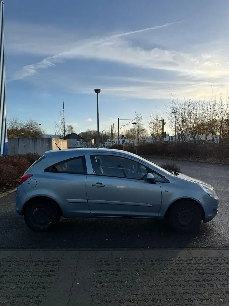 Używany Opel Corsa 60 KM (44 kW) 2006 Niebieski Sedan/Limuzyna