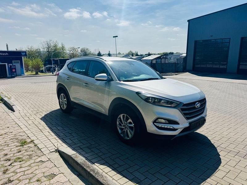 Gebraucht Hyundai Tucson Intro Edition 177 PS (130 kW) 2016 Silber SUV