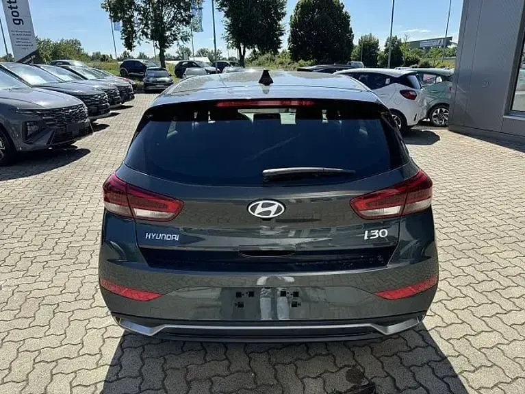 Gebraucht Hyundai i30 Advantage 101 PS (74 kW) 2024 Cypress green Limousine