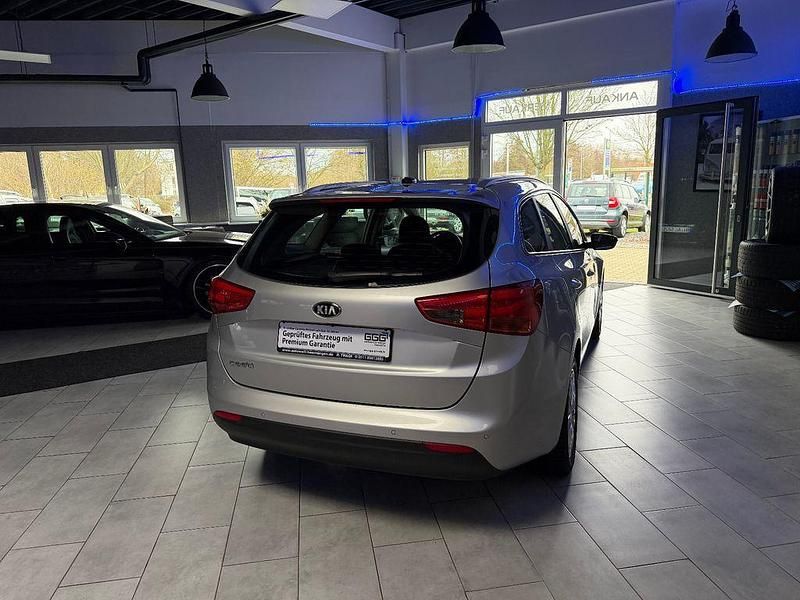 Gebraucht Kia Ceed Spirit 135 PS (99 kW) 2013 Silber Kleinwagen