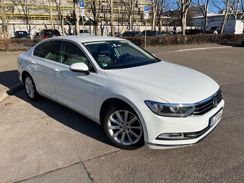 Weiß Gebraucht 2018 VW Passat Highline Limousine | 19.200 € (Fairer Preis) - Bild 1/4