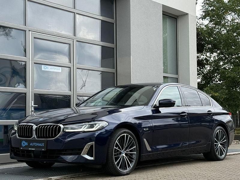 Blau Gebraucht 2022 BMW 530e Luxury Line Limousine | 33.890 € (Fairer Preis) - Bild 1/4