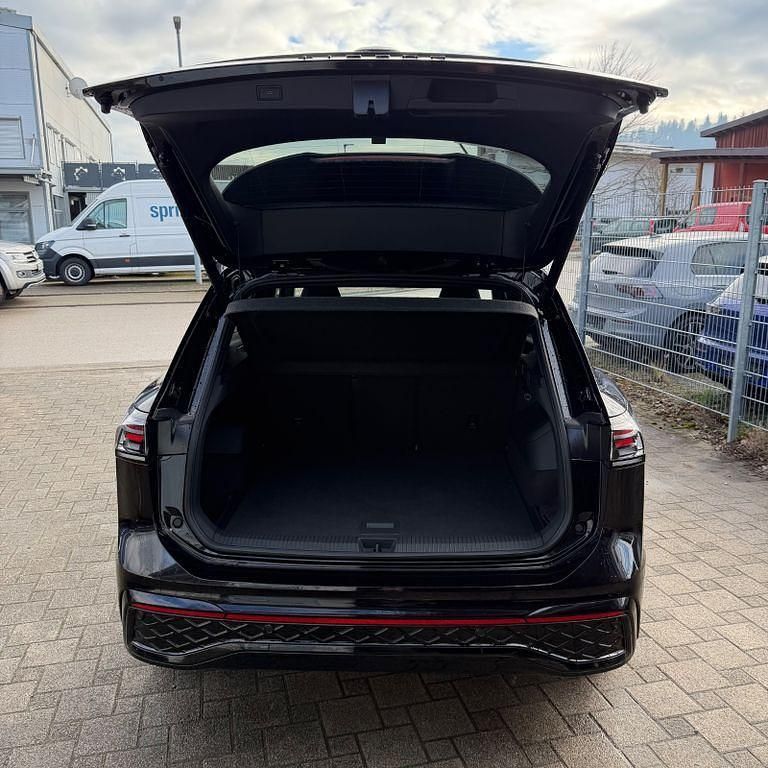 Gebraucht VW Tiguan R-line 150 PS (110 kW) 2025 Schwarz SUV