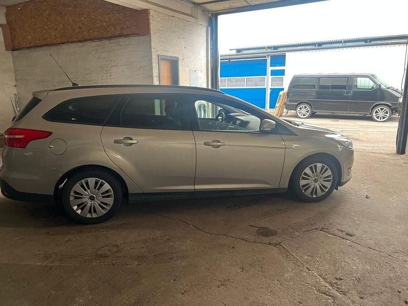 Gebraucht Ford Focus Business Edition 101 PS (74 kW) 2015 Grau Limousine