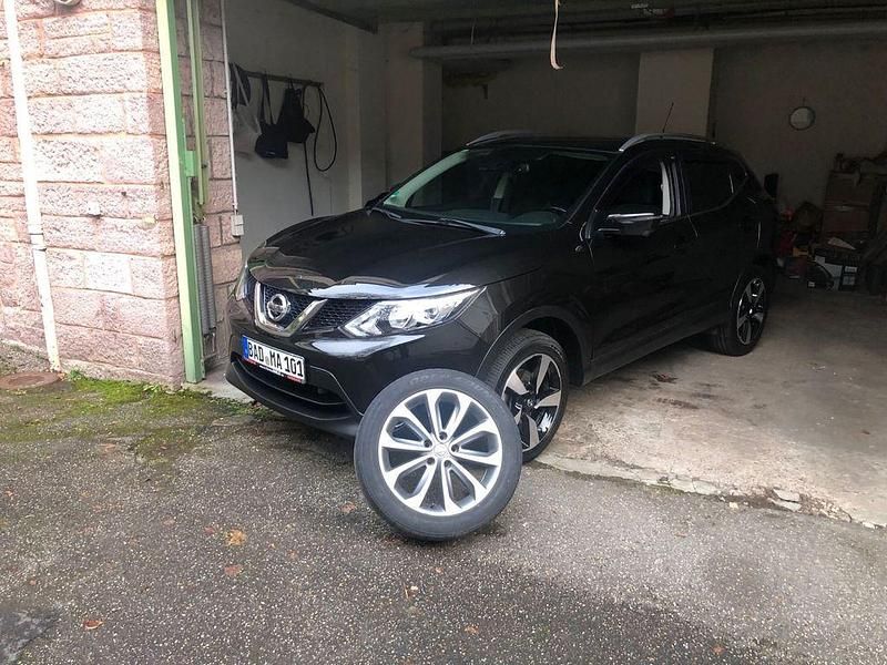 Gebraucht Nissan Qashqai 131 PS (96 kW) 2016 Schwarz SUV