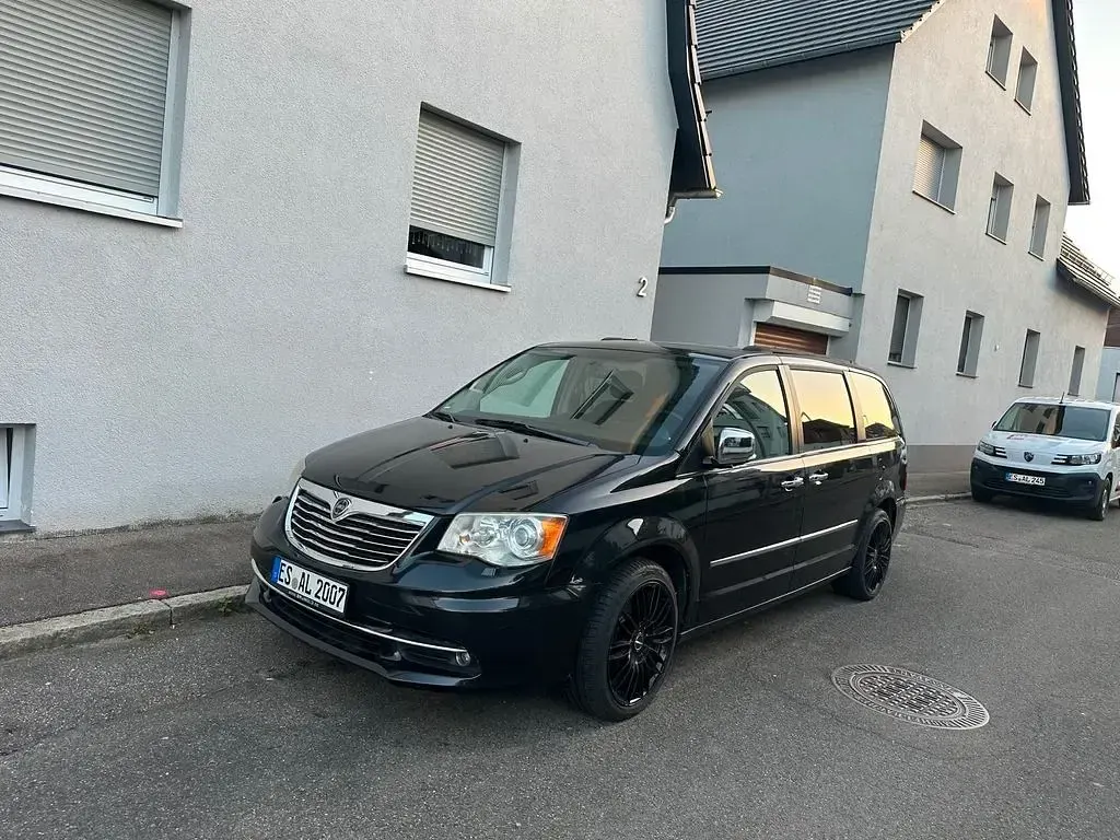 Usata Lancia Voyager Platinum 178 CV (130 kW) 2012 Nero Monovolume