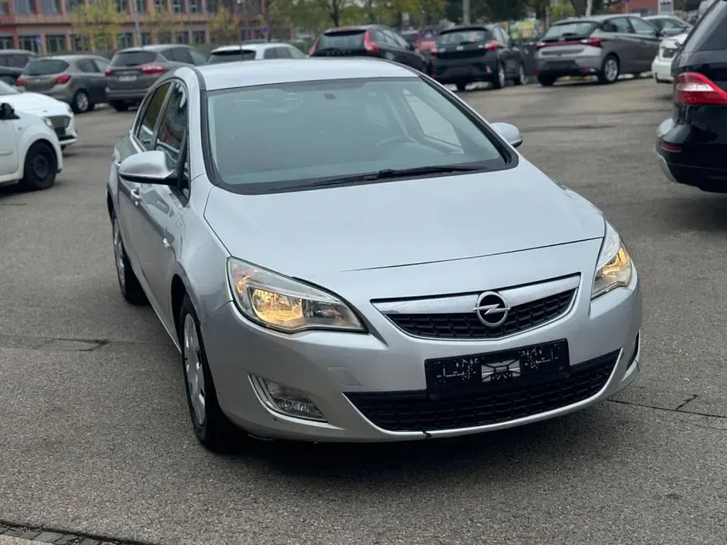 Używany Opel Astra Design Edition 116 KM (85 kW) 2011 Srebrny Sedan/Limuzyna