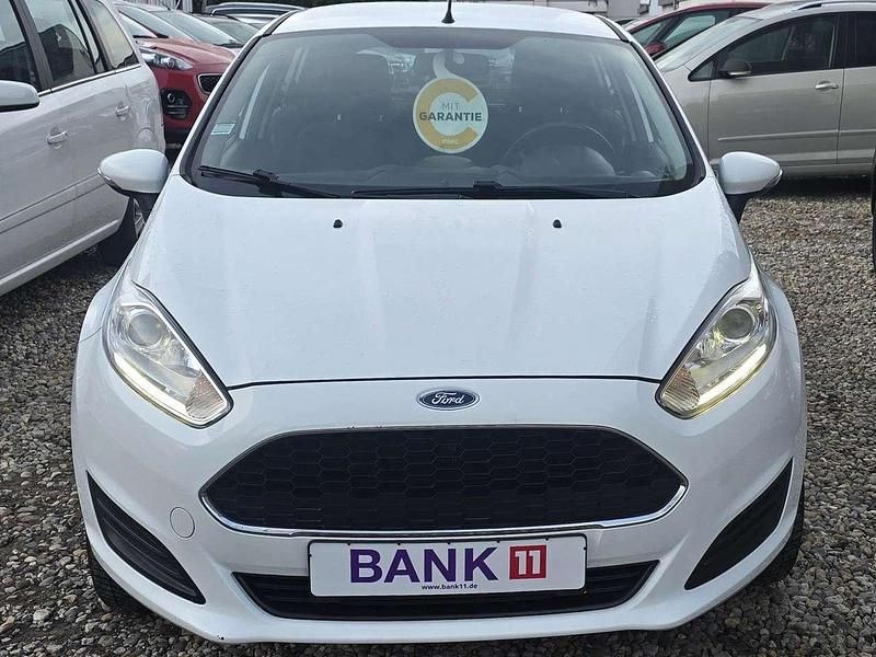 Weiß Gebraucht 2016 Ford Fiesta Trend Kleinwagen | 6.500 € - Bild 1/4