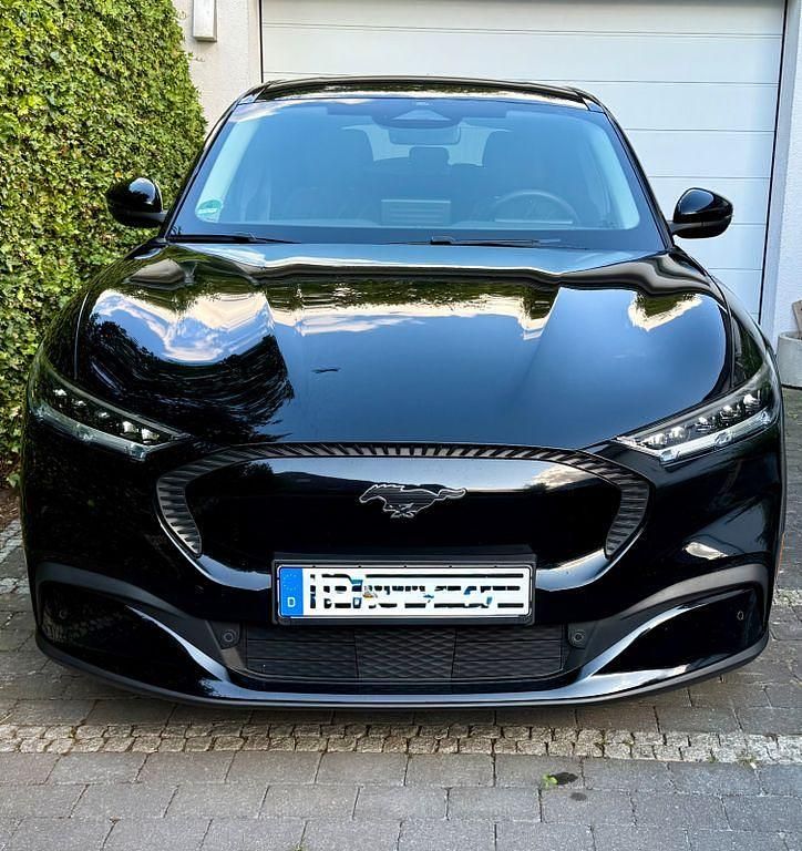 Schwarz Gebraucht 2022 Ford Mustang Mach-E Standard Range SUV | 32.500 € (Superpreis) - Bild 1/4