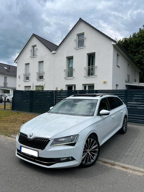Weiß Gebraucht 2016 Skoda Superb LAURIN & KLEMENT Kombi | 12.700 € (Superpreis) - Bild 1/4