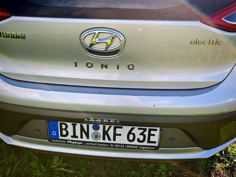 Gebraucht Hyundai Ioniq Premium 88 kW (120 PS) 2018 Silber Kleinwagen