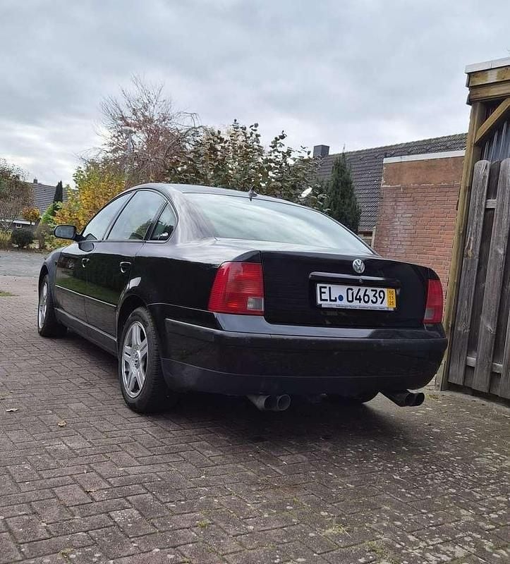 Schwarz Gebraucht 1998 VW Passat Limousine | 1.000 € (Superpreis) - Bild 1/3