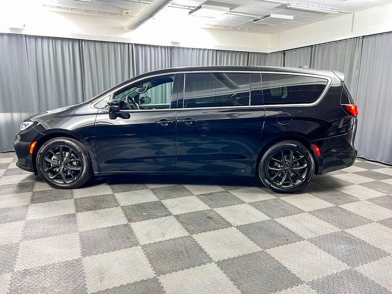 Neu Chrysler Pacifica 291 PS (214 kW) 2025 Schwarz SUV