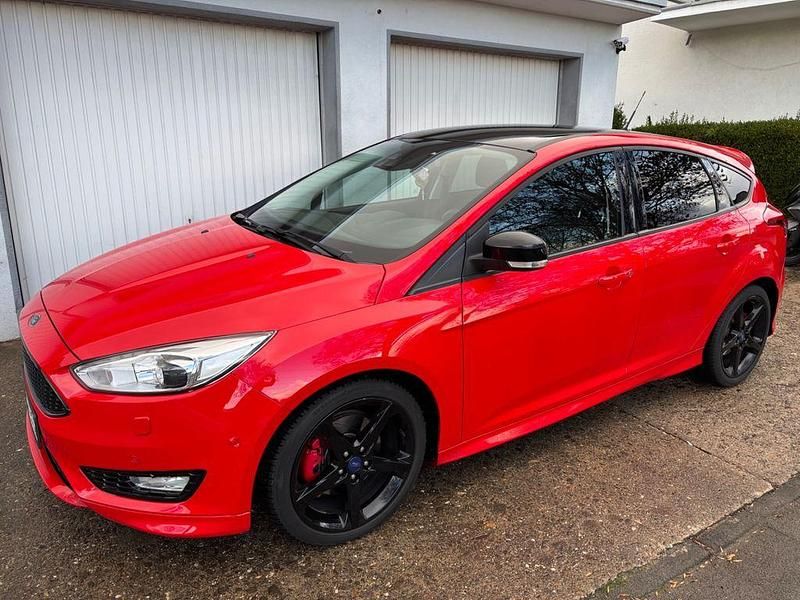 Gebraucht Ford Focus ST-Line 150 PS (110 kW) 2016 Rot Limousine