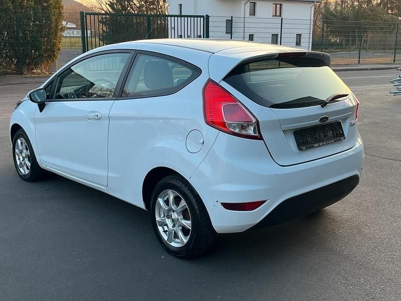 Gebraucht Ford Fiesta 82 PS (60 kW) 2013 Weiß Kleinwagen