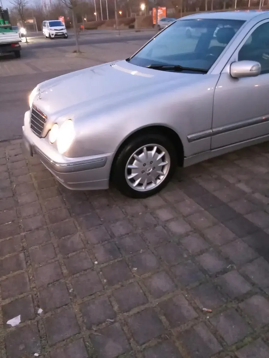 Gebraucht Mercedes E200 116 PS (85 kW) 2000 Silber Limousine