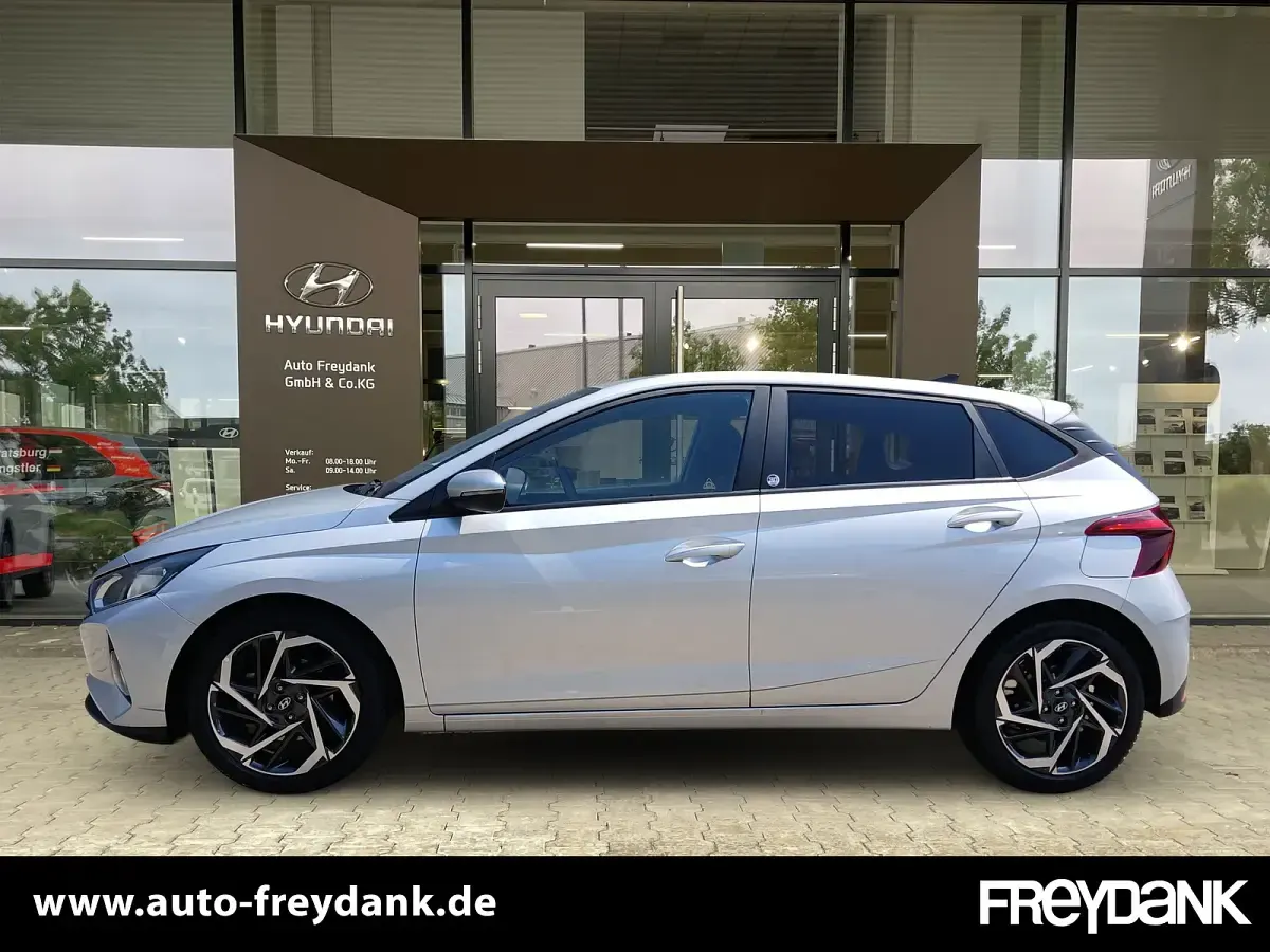 Gebraucht Hyundai i20 Edition 30+ 101 PS (74 kW) 2022 Sleek silver Kleinwagen