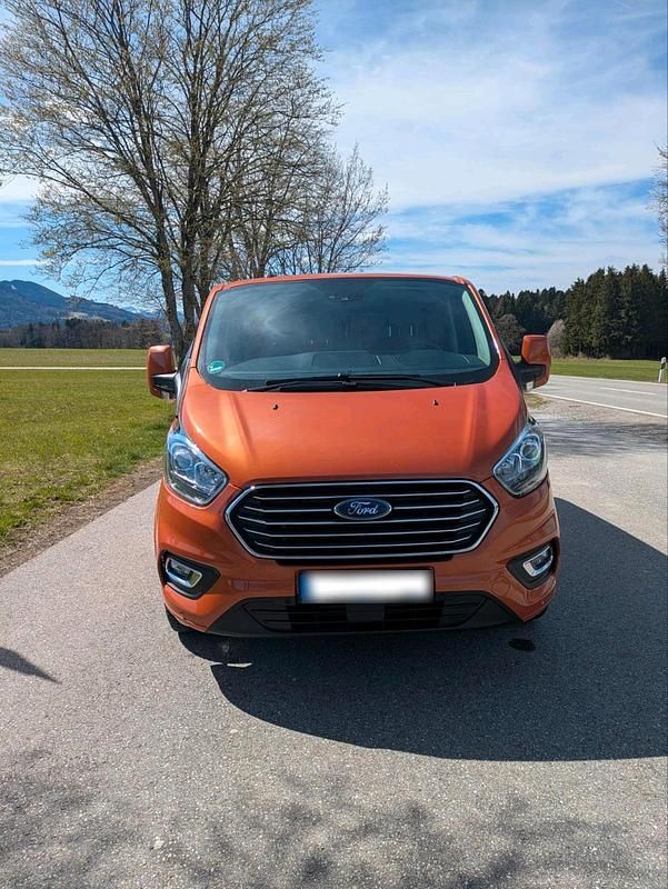 Gebraucht Ford Tourneo Titanium 150 PS (110 kW) 2023 Orange Van / Kleinbus