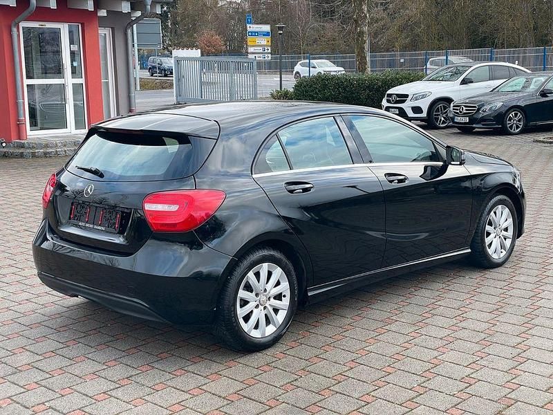 Gebraucht Mercedes A180 122 PS (89 kW) 2012 Schwarz Limousine