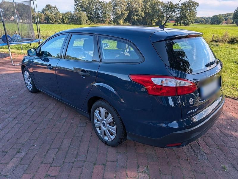Gebraucht Ford Focus Trend 101 PS (74 kW) 2014 Blau Kombi