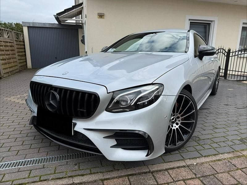 Silber Gebraucht 2017 Mercedes E220 AMG line Coupé | 27.800 € (Fairer Preis) - Bild 1/4