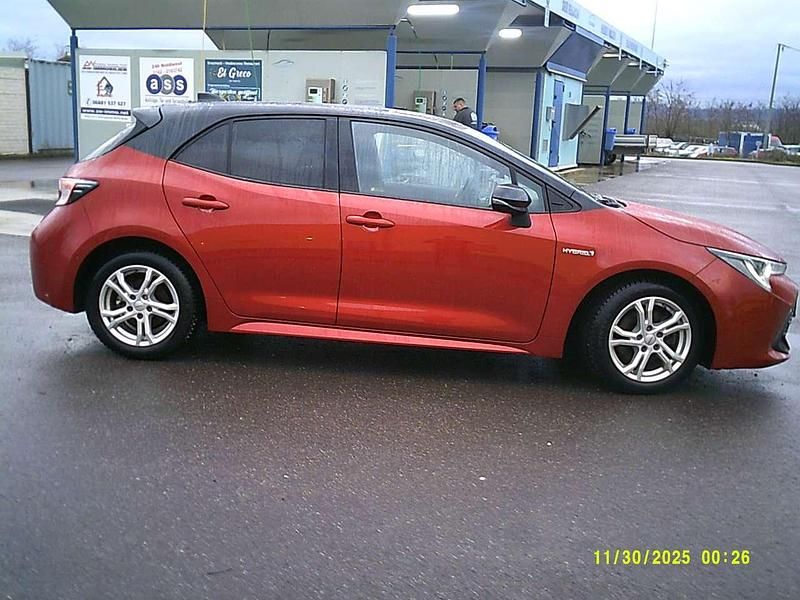 Gebraucht Toyota Corolla Hybrid Club 156 PS (114 kW) 2019 Rot Limousine