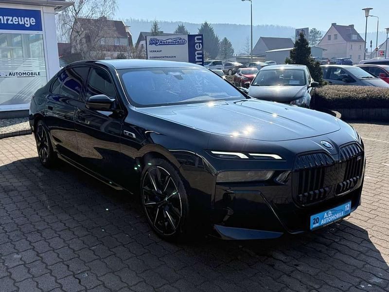Gebraucht BMW 760 571 PS (419 kW) 2023 Saphirschwarz Limousine