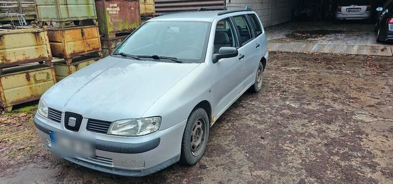 Grau Gebraucht 2000 Seat Cordoba Kombi | 300 € - Bild 1/4