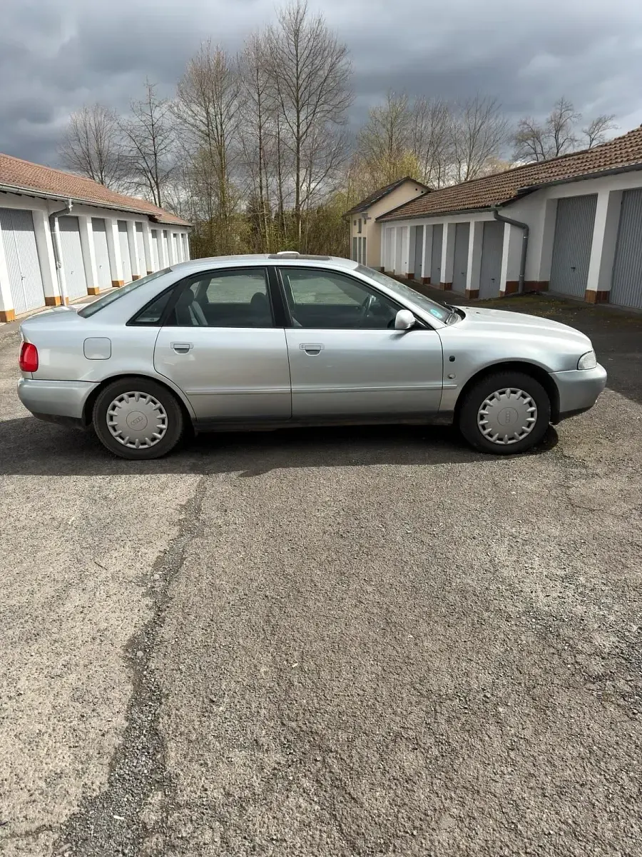 Gebraucht Audi A4 102 PS (75 kW) 1997 Silber Limousine