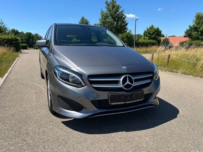 Grau Gebraucht 2016 Mercedes B180 Van / Kleinbus | 15.499 € (Guter Preis) - Bild 1/3