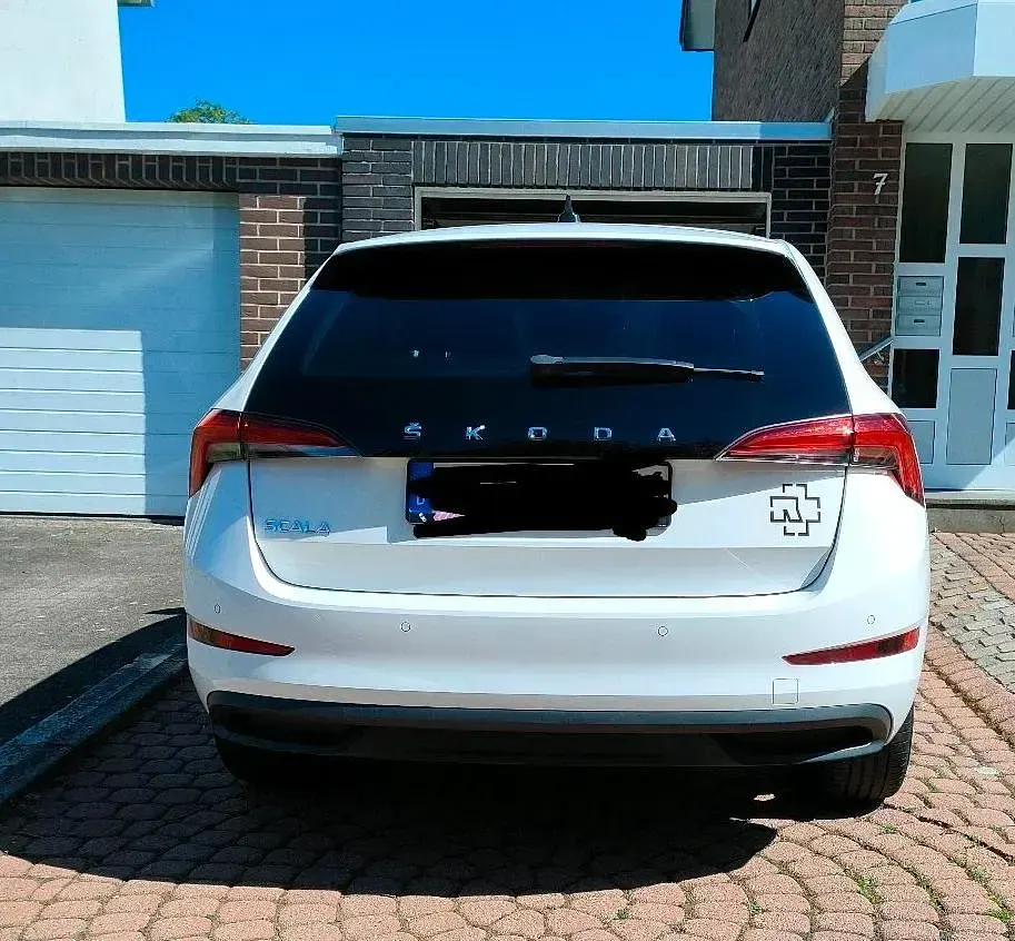Gebraucht Skoda Scala 150 PS (110 kW) 2019 Weiß Kleinwagen