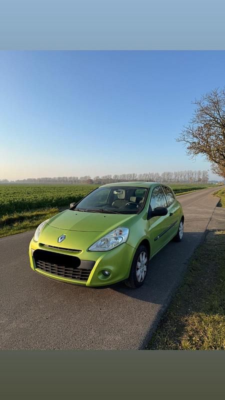 Grün Gebraucht 2010 Renault Clio II Kleinwagen | 2.100 € - Bild 1/4