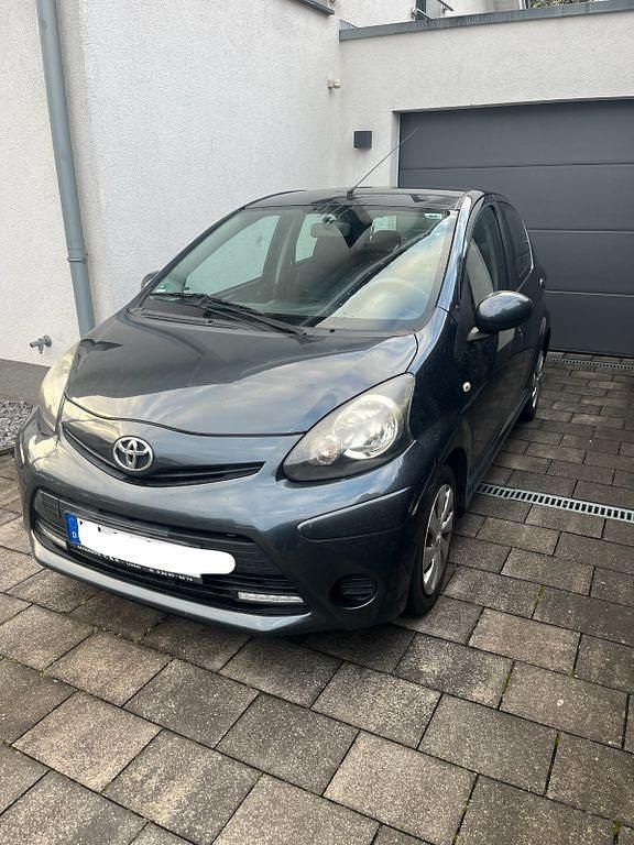Gebraucht Toyota Aygo 68 PS (50 kW) 2012 Grau Kleinwagen