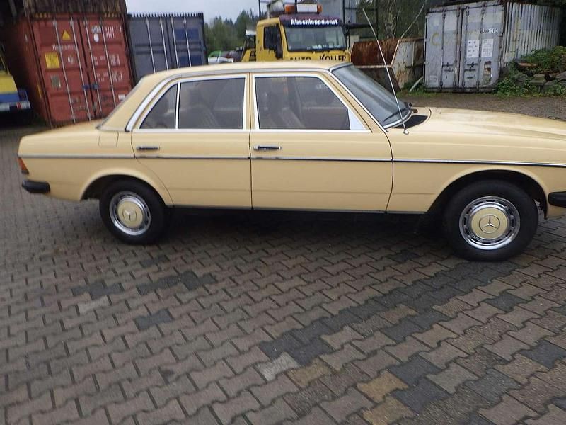 Gebraucht Mercedes 240 72 PS (52 kW) 1981 Gelb Limousine