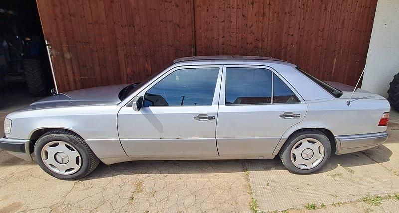 Silber Gebraucht 1994 Mercedes E220 Limousine | 2.950 € - Bild 1/4