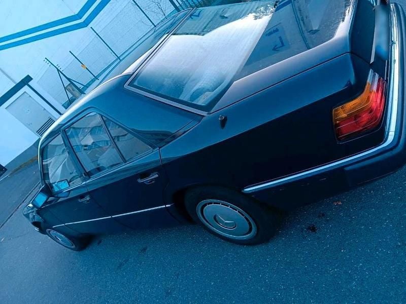 Gebraucht Mercedes E200 118 PS (86 kW) 1991 Blau Limousine