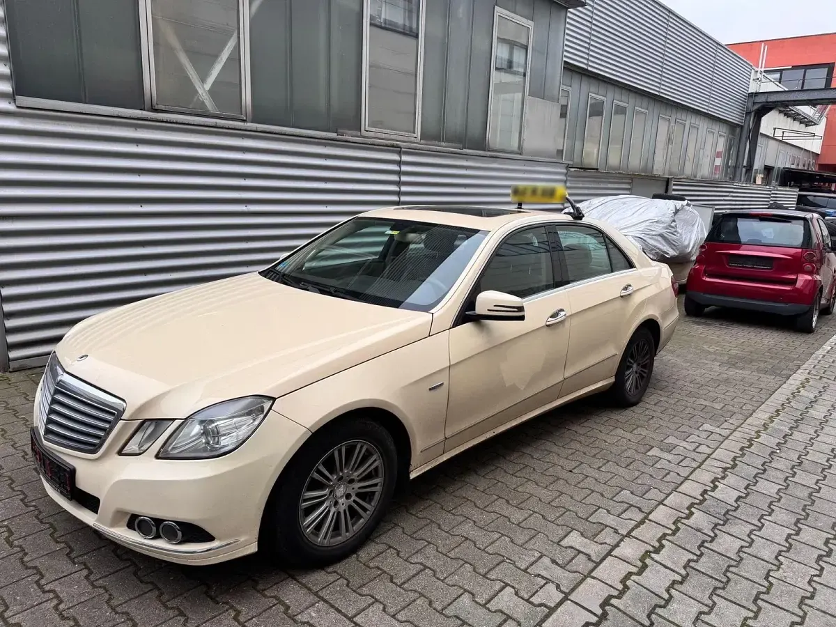 Usado Mercedes E220 150 CV (110 kW) 2010 Beige Berlina