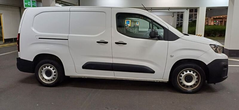 Weiß Gebraucht 2020 Peugeot Partner Premium Van / Kleinbus | 12.990 € (Guter Preis) - Bild 1/4