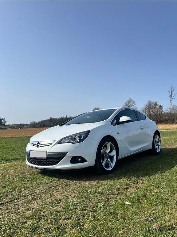 Gebraucht Opel Astra GTC Edition 140 PS (102 kW) 2012 Weiß Limousine