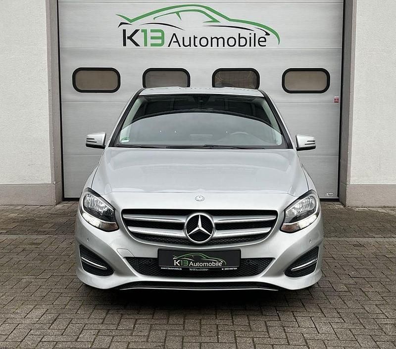 Silber Gebraucht 2015 Mercedes 180 Limousine | 13.699 € (Fairer Preis) - Bild 1/4