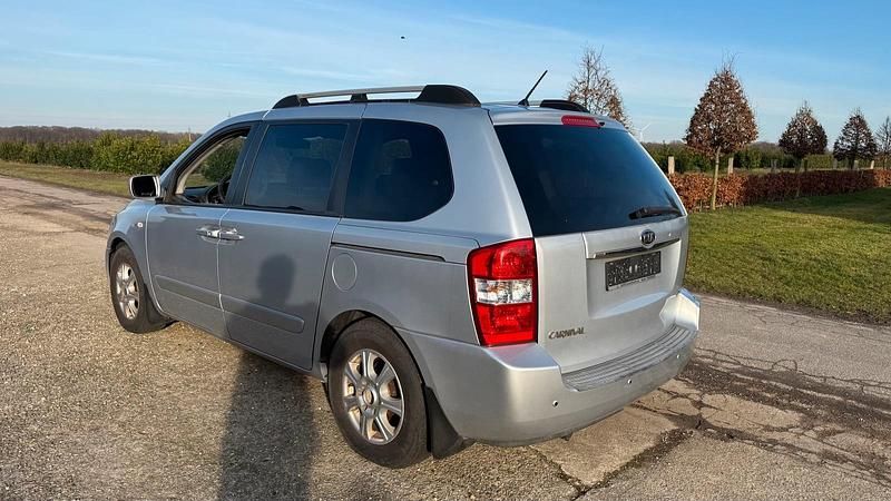 Gebraucht Kia Carnival 2007 Silber Van / Kleinbus