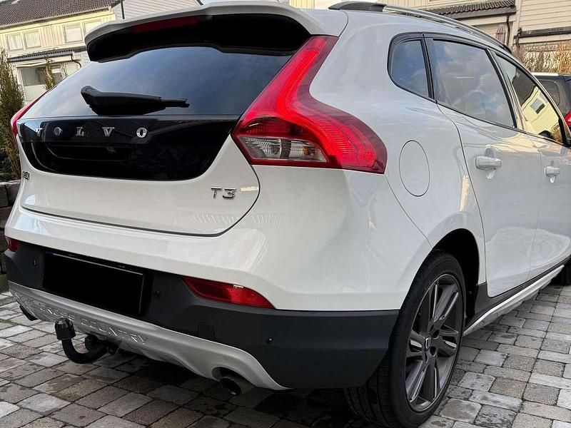 Gebraucht Volvo V40 CC Momentum 152 PS (111 kW) 2017 Weiß Kombi