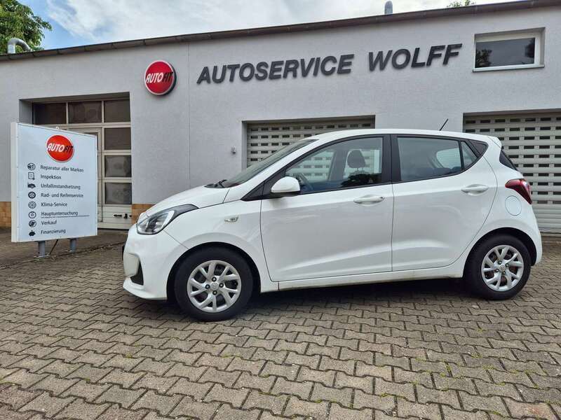 Weiß Gebraucht 2019 Hyundai i10 Trend Kleinwagen | 11.390 € (Fairer Preis) - Bild 1/4