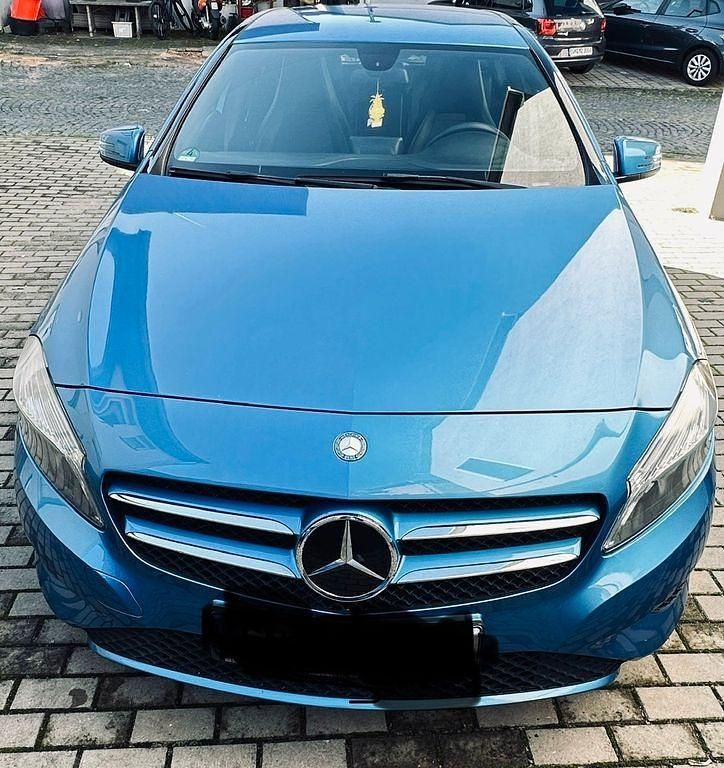 Gebraucht Mercedes A180 122 PS (89 kW) 2013 Blau Limousine