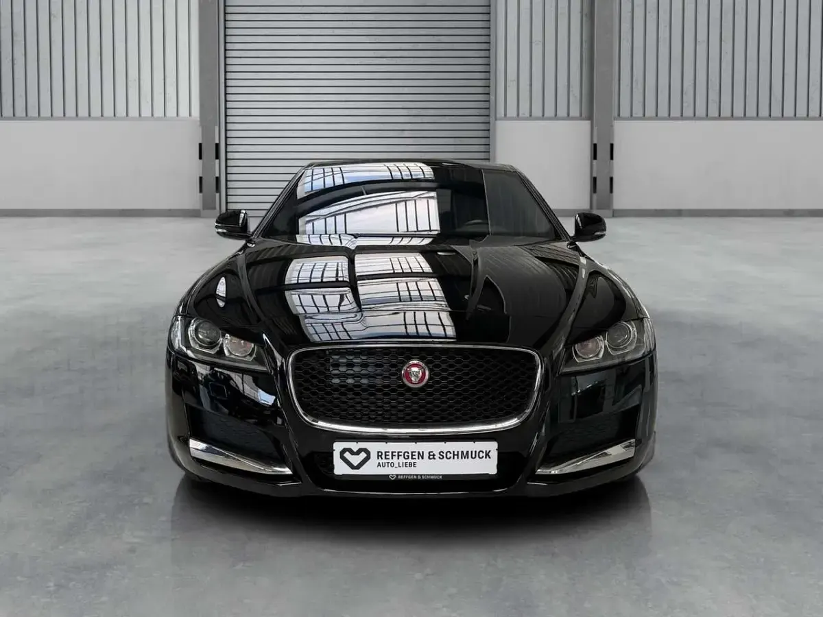 Gebraucht Jaguar XF Pure 163 PS (119 kW) 2018 Ebony Limousine